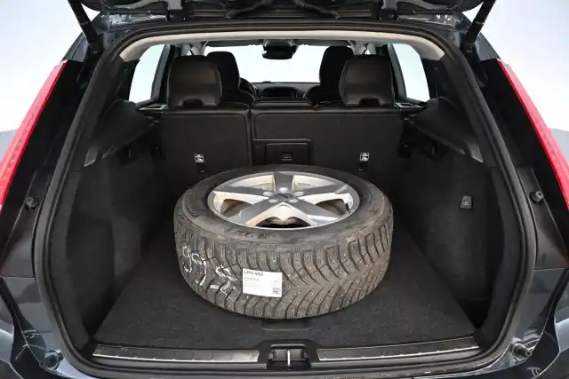 Sininen Maastoauto, Volvo XC40 – LPS-992