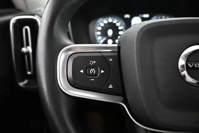 Sininen Maastoauto, Volvo XC40 – LPS-992