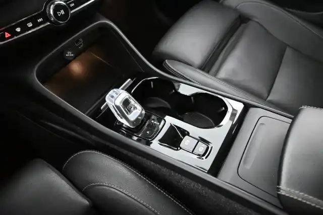Sininen Maastoauto, Volvo XC40 – LPS-992