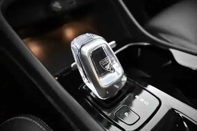 Sininen Maastoauto, Volvo XC40 – LPS-992