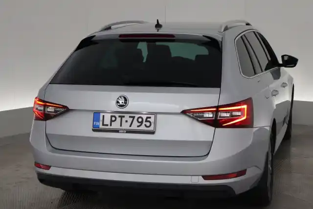 Harmaa Farmari, Skoda Superb – LPT-795