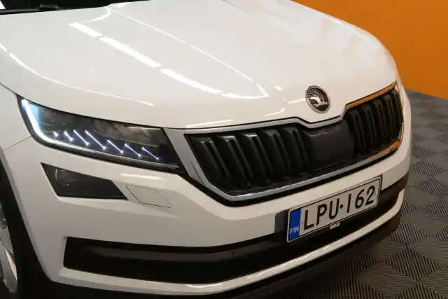 Valkoinen Maastoauto, Skoda Kodiaq – LPU-162