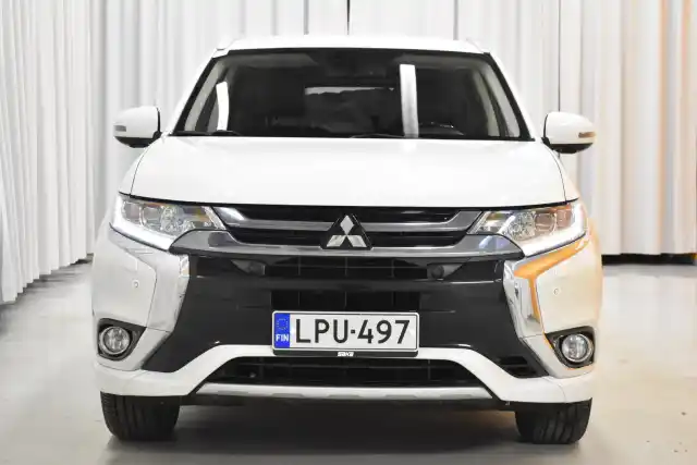 Valkoinen Maastoauto, Mitsubishi Outlander PHEV – LPU-497