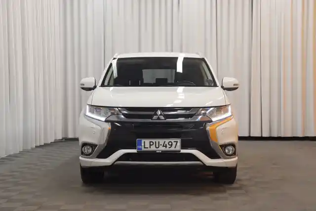 Valkoinen Maastoauto, Mitsubishi Outlander – LPU-497