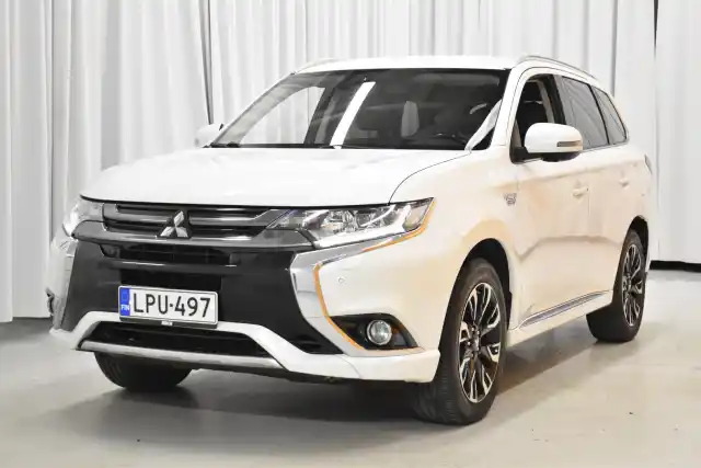 Valkoinen Maastoauto, Mitsubishi Outlander PHEV – LPU-497