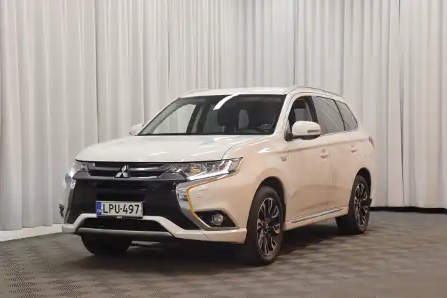 Valkoinen Maastoauto, Mitsubishi Outlander – LPU-497