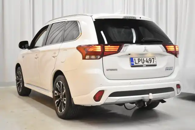 Valkoinen Maastoauto, Mitsubishi Outlander PHEV – LPU-497