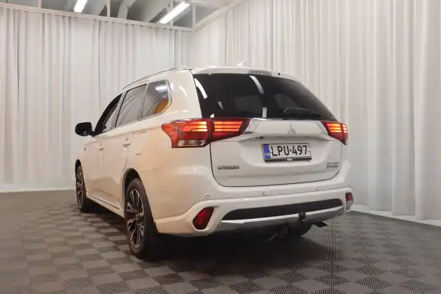 Valkoinen Maastoauto, Mitsubishi Outlander – LPU-497