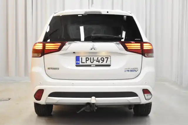 Valkoinen Maastoauto, Mitsubishi Outlander PHEV – LPU-497