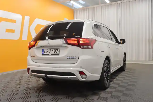 Valkoinen Maastoauto, Mitsubishi Outlander – LPU-497