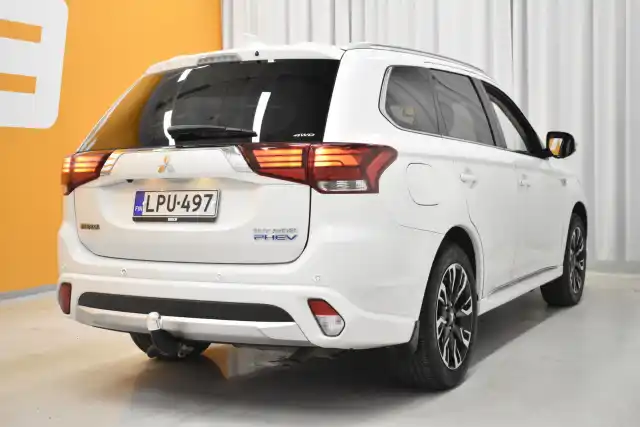 Valkoinen Maastoauto, Mitsubishi Outlander PHEV – LPU-497