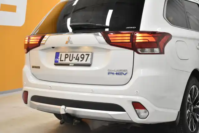 Valkoinen Maastoauto, Mitsubishi Outlander PHEV – LPU-497