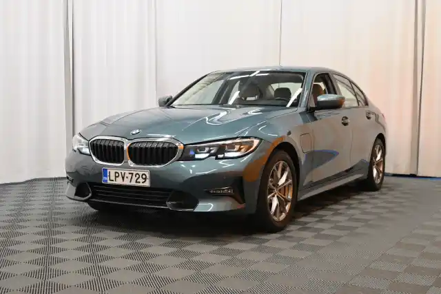 Vihreä Sedan, BMW 330 – LPV-729