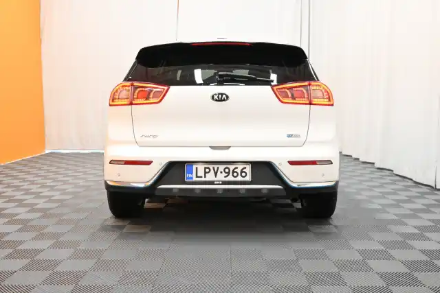 Valkoinen Maastoauto, Kia NIRO – LPV-966