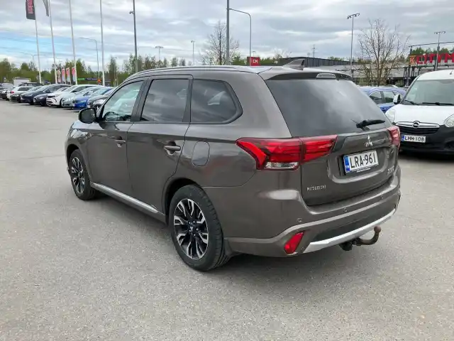 Harmaa Maastoauto, Mitsubishi Outlander PHEV – LRA-961