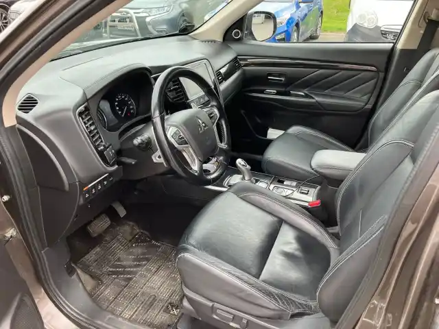 Harmaa Maastoauto, Mitsubishi Outlander PHEV – LRA-961