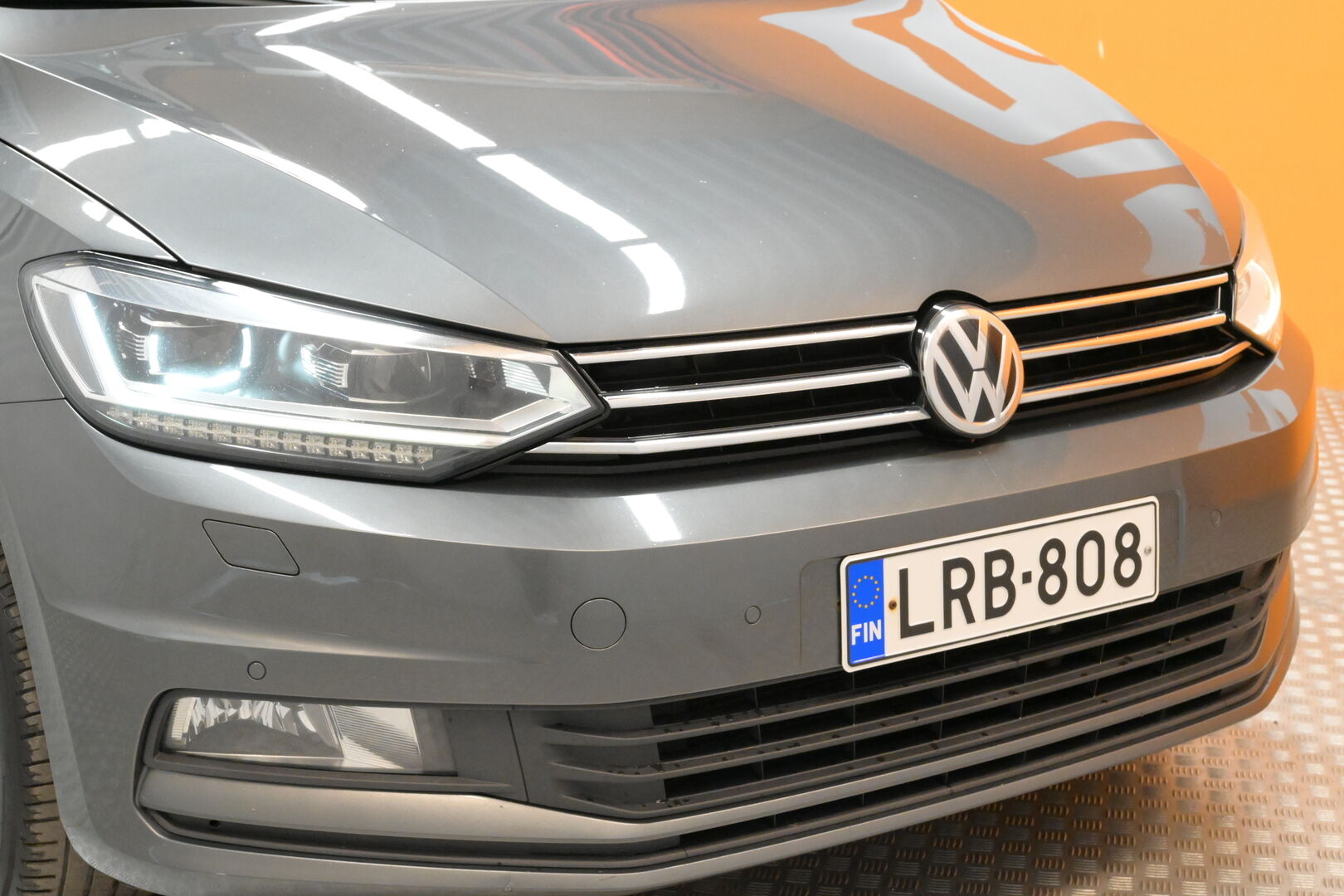Harmaa Tila-auto, Volkswagen Touran – LRB-808