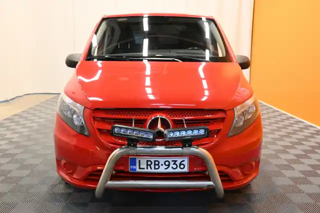 Punainen Pakettiauto, Mercedes-Benz Vito – LRB-936