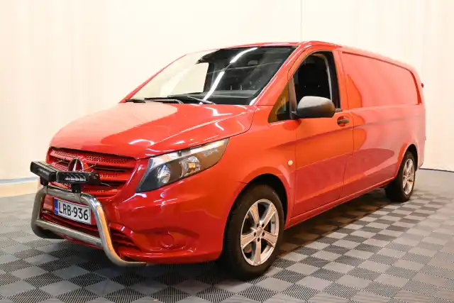 Punainen Pakettiauto, Mercedes-Benz Vito – LRB-936