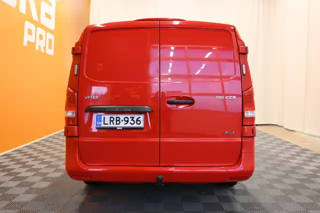 Punainen Pakettiauto, Mercedes-Benz Vito – LRB-936