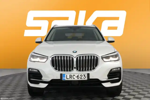 Valkoinen Maastoauto, BMW X5 – LRC-623