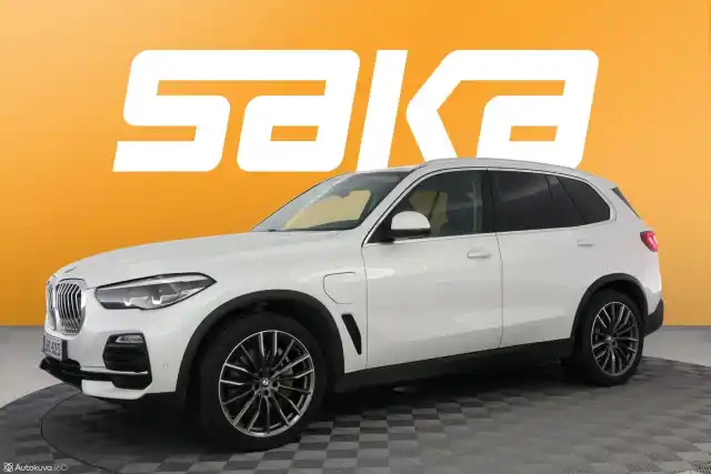 Valkoinen Maastoauto, BMW X5 – LRC-623