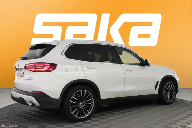 Valkoinen Maastoauto, BMW X5 – LRC-623