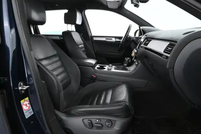 Sininen Maastoauto, Volkswagen Touareg – LRE-197