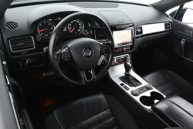 Sininen Maastoauto, Volkswagen Touareg – LRE-197