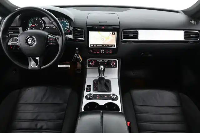 Sininen Maastoauto, Volkswagen Touareg – LRE-197