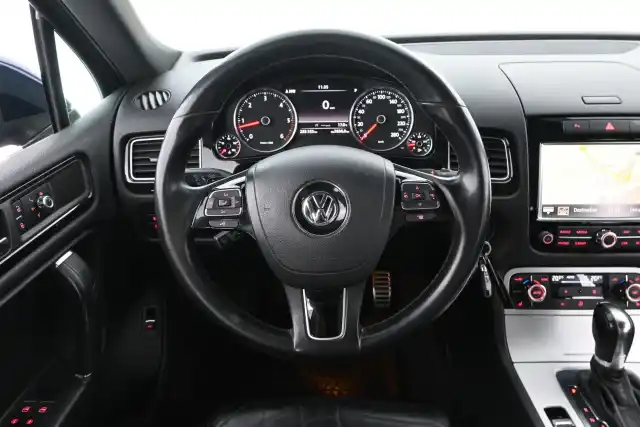 Sininen Maastoauto, Volkswagen Touareg – LRE-197