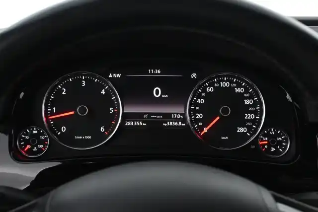 Sininen Maastoauto, Volkswagen Touareg – LRE-197