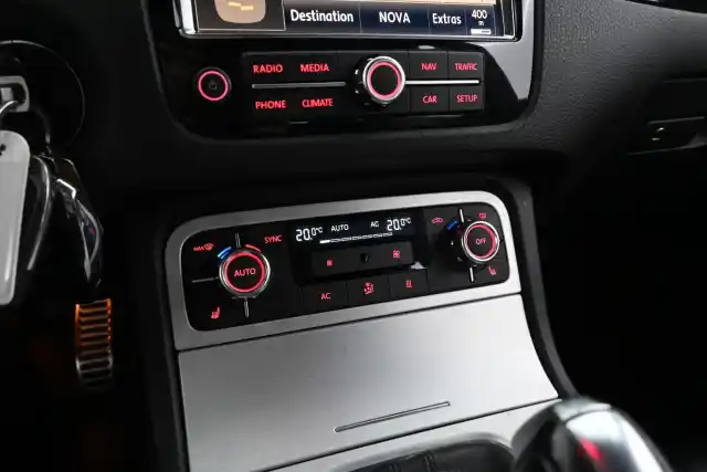 Sininen Maastoauto, Volkswagen Touareg – LRE-197