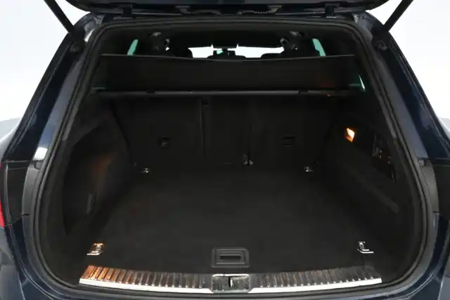 Sininen Maastoauto, Volkswagen Touareg – LRE-197