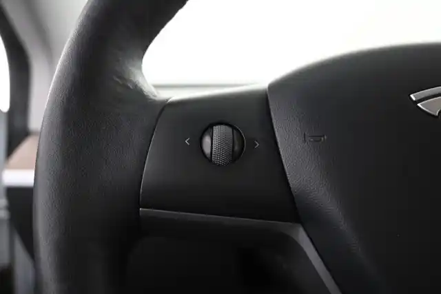Valkoinen Sedan, Tesla Model 3 – LRE-223