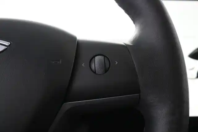 Valkoinen Sedan, Tesla Model 3 – LRE-223