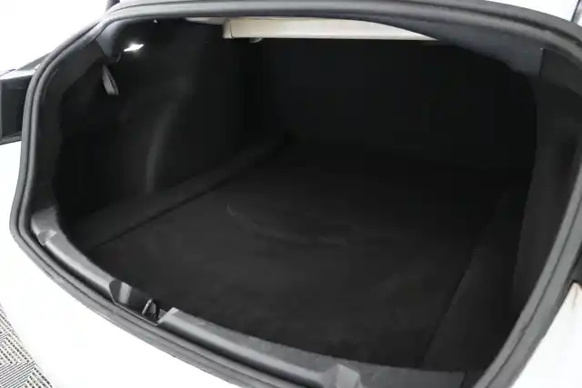 Valkoinen Sedan, Tesla Model 3 – LRE-223