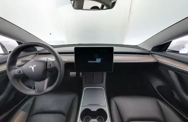 Valkoinen Sedan, Tesla Model 3 – LRE-223