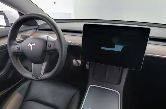 Valkoinen Sedan, Tesla Model 3 – LRE-223