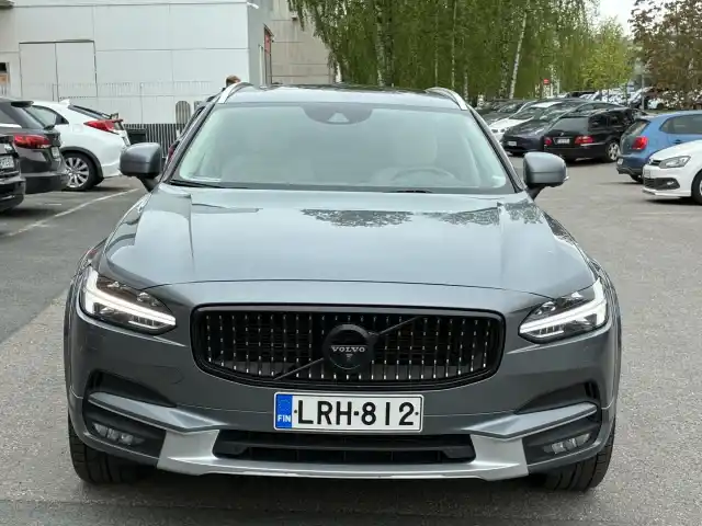 Harmaa Farmari, Volvo V90 Cross Country – LRH-812