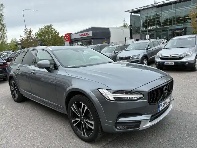 Harmaa Farmari, Volvo V90 Cross Country – LRH-812