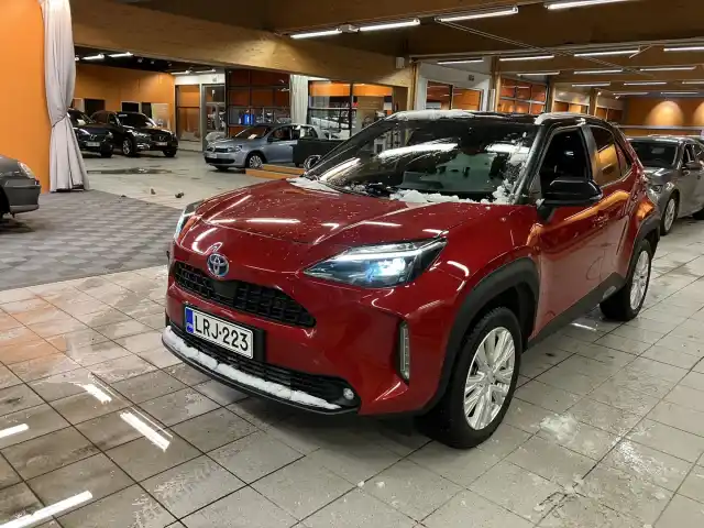 Punainen Maastoauto, Toyota Yaris Cross – LRJ-223