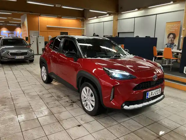 Punainen Maastoauto, Toyota Yaris Cross – LRJ-223