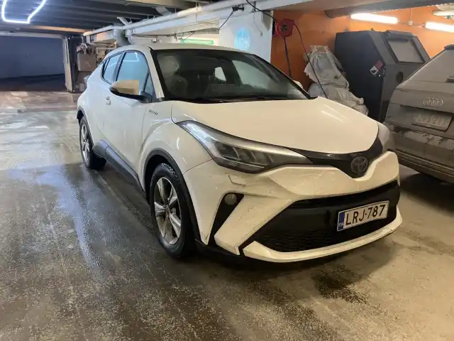 Valkoinen Maastoauto, Toyota C-HR – LRJ-787