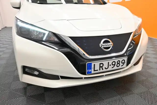 Valkoinen Tila-auto, Nissan Leaf – LRJ-989