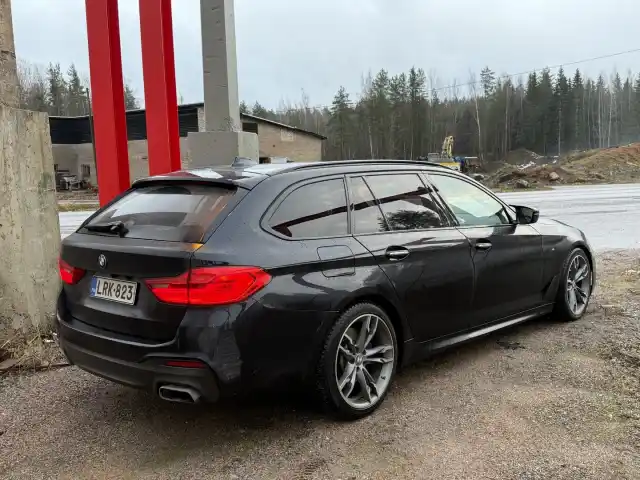 Musta Farmari, BMW M550D – LRK-823