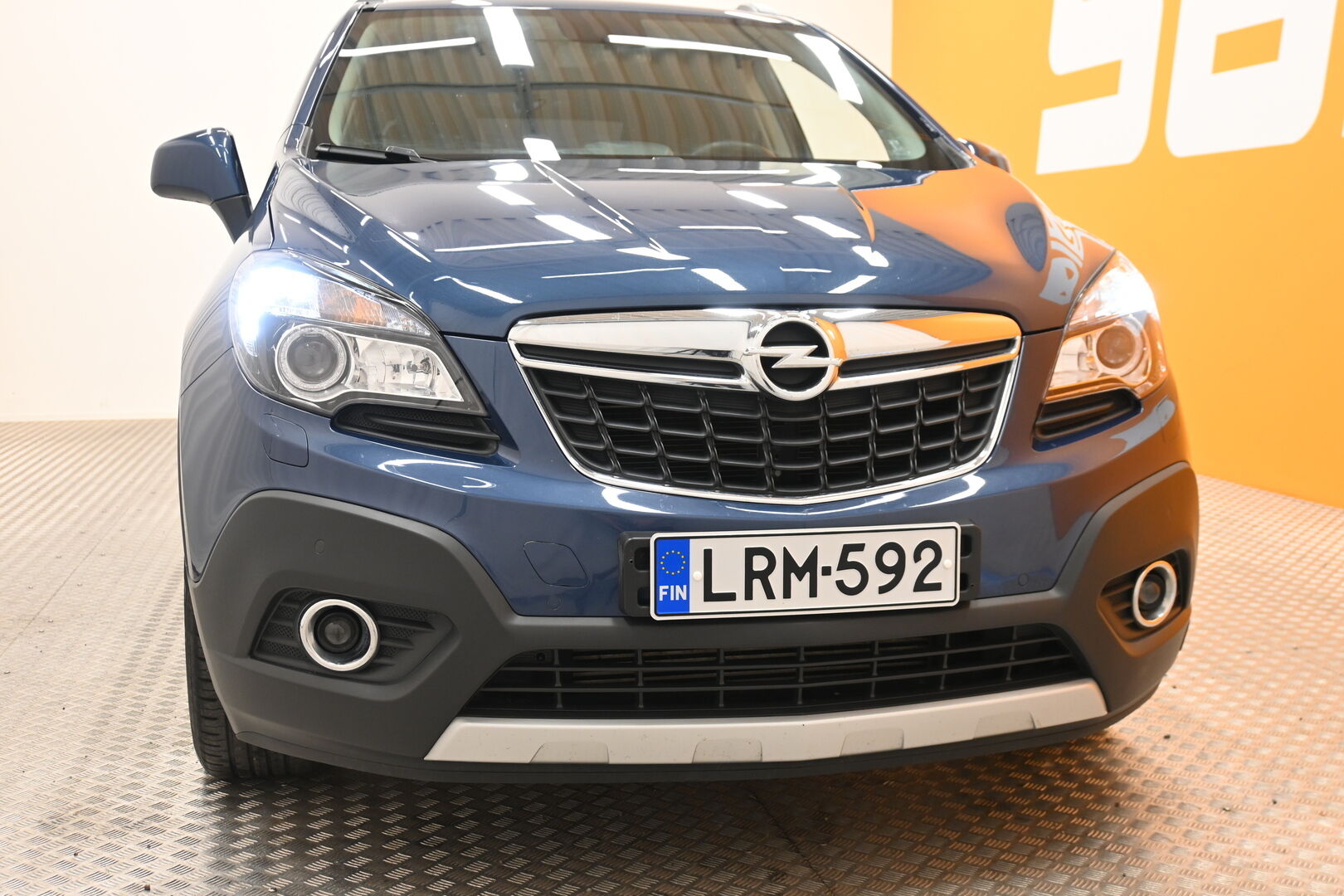 Sininen Maastoauto, Opel Mokka – LRM-592