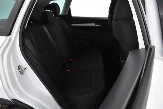 Valkoinen Maastoauto, Skoda Karoq – LRM-651