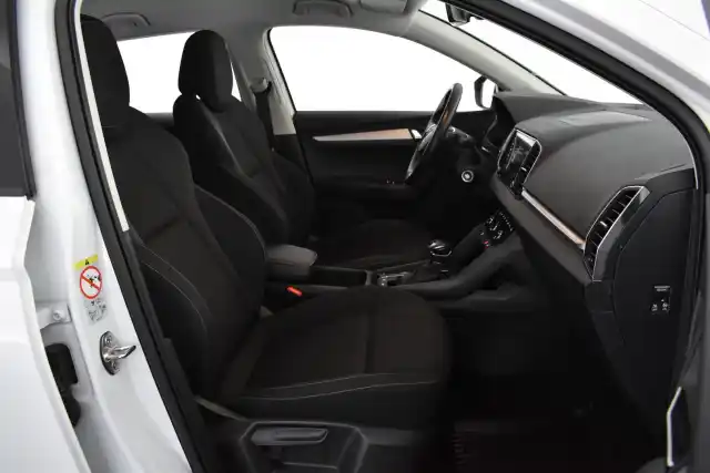 Valkoinen Maastoauto, Skoda Karoq – LRM-651