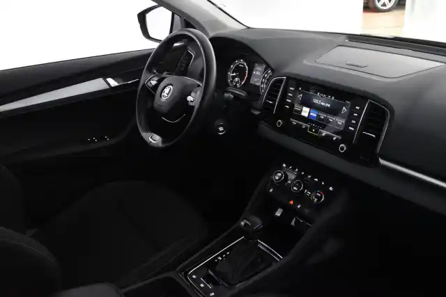 Valkoinen Maastoauto, Skoda Karoq – LRM-651